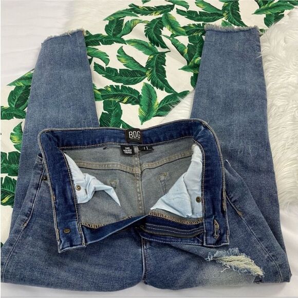 UO BDG Twig High Rise Cropped Patchwork Distressed Jeans 218 - Picture 3 of 5